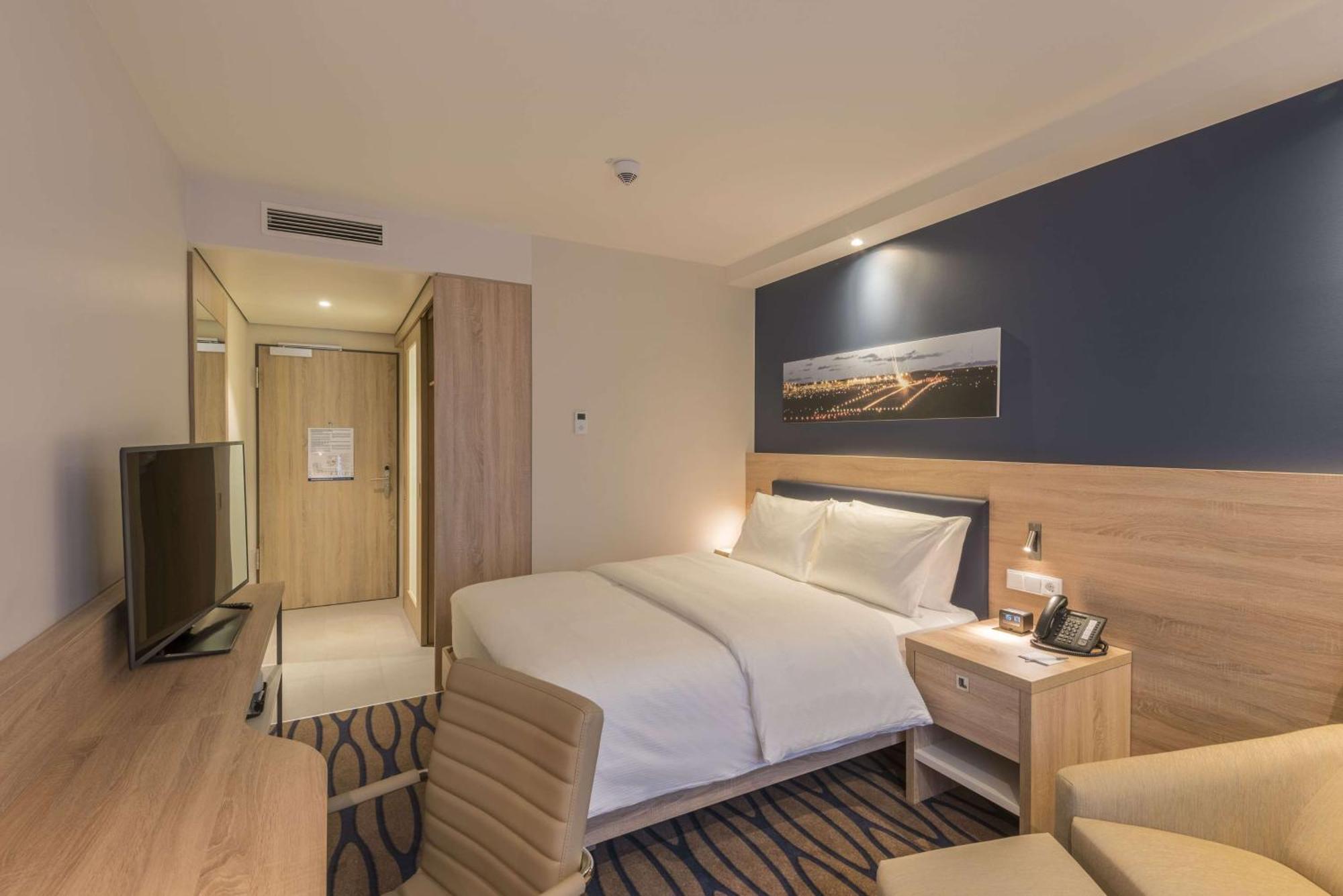 Hampton By Hilton Frankfurt Airport 3*